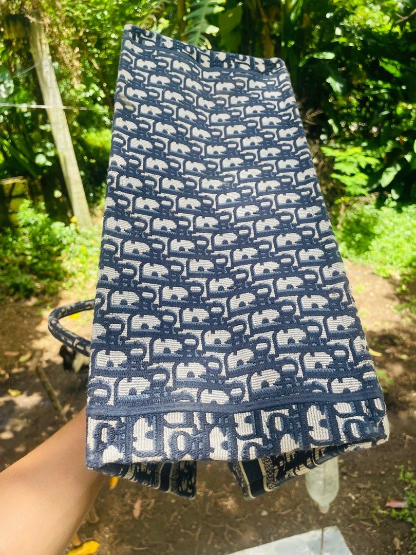 Dior book tote (Category: Luxury Bags & Wallets) located in Mambajao. Submitted by keysse1432 (Listing ID 1394400055, Image 3). Description: Dior book tote ukay source not guaranteed maganda ang item .