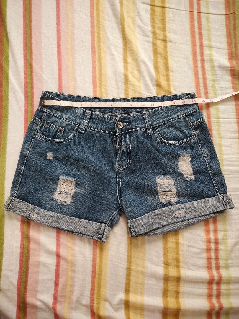 Distressed/Ripped Denim Maong Shorts (Category: Shorts) located in Manila. Submitted by maze.declutter (Listing ID 1394296727, Image 1). Description: - can fit 29-31 - maganda fit neto but need to let go since di nako mahilig sa short shorts .
