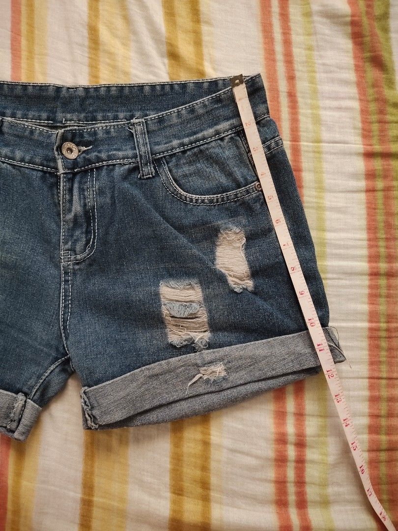 Distressed/Ripped Denim Maong Shorts (Category: Shorts) located in Manila. Submitted by maze.declutter (Listing ID 1394296727, Image 3). Description: - can fit 29-31 - maganda fit neto but need to let go since di nako mahilig sa short shorts .