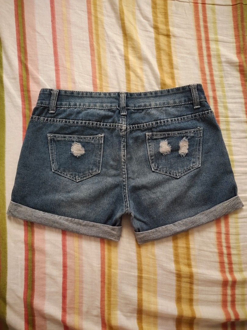 Distressed/Ripped Denim Maong Shorts (Category: Shorts) located in Manila. Submitted by maze.declutter (Listing ID 1394296727, Image 2). Description: - can fit 29-31 - maganda fit neto but need to let go since di nako mahilig sa short shorts .