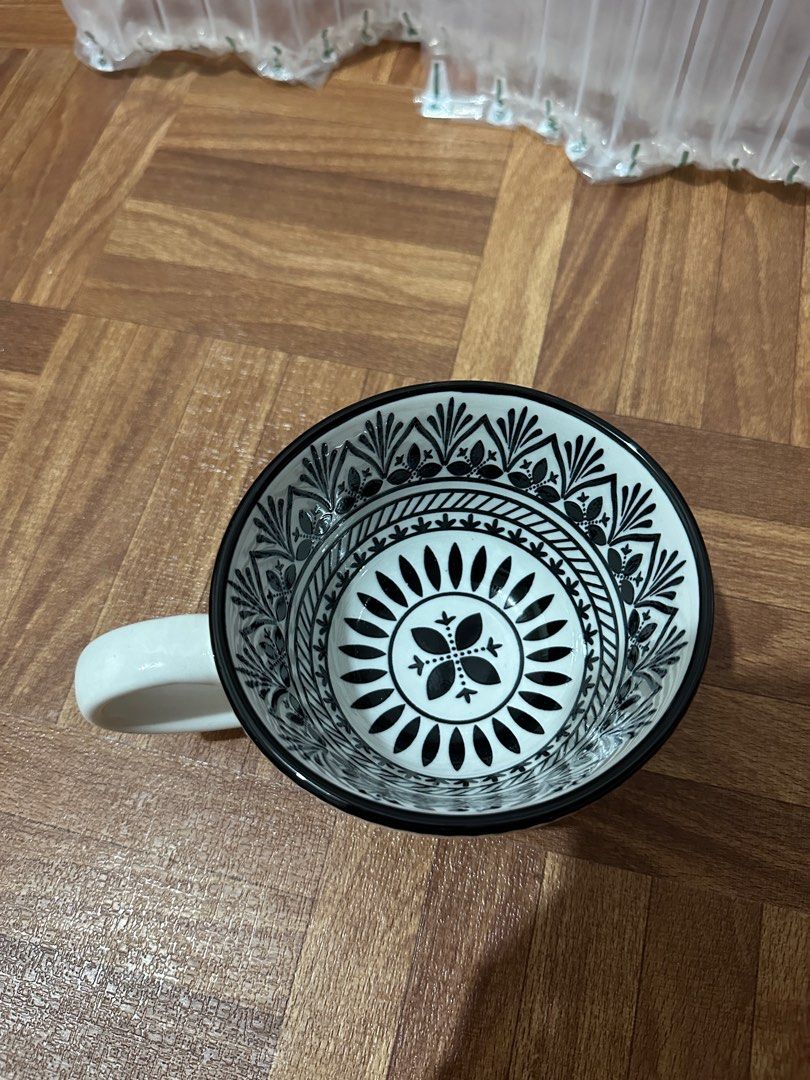 Embossed unique cup (Category: Coffee & Tea Tableware) located in Manila. Submitted by fayesss_1806 (Listing ID 1394351390, Image 1). Description: Brandnew Super kapal ng baso Unique design.