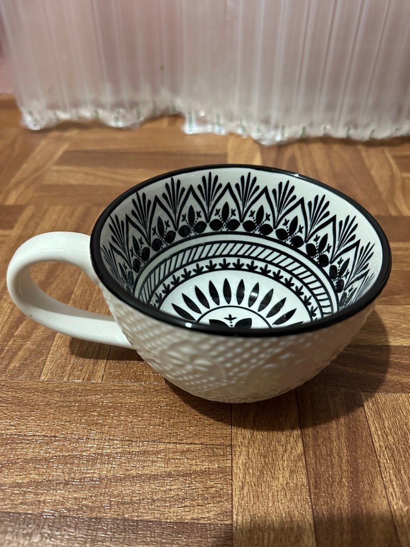 Embossed unique cup (Category: Coffee & Tea Tableware) located in Manila. Submitted by fayesss_1806 (Listing ID 1394351390, Image 3). Description: Brandnew Super kapal ng baso Unique design.