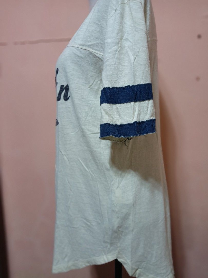Franklin & Marshall Baseball League T-shirt (Category: Tshirts & Polo Shirts ) located in Manila. Submitted by queenv_22 (Listing ID 1394299522, Image 2). Description: Cream-colored Franklin & Marshall T-shirt with navy blue stripes on the sleeves. Features a keyhole neckline and a large "Franklin and Marshall" graphic on the front. The shirt also has text that reads "The best in Sportswear, Original, Genuine, Authentic, Since day's, BASEBALL LEA