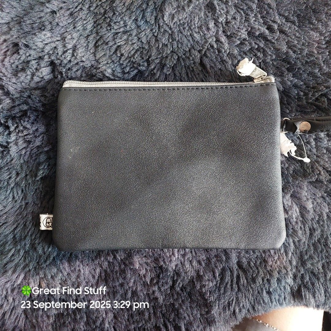 [GFS] Egg Floral Print Cellphone Pouch (Category: Wallets & Card holders) located in Quezon City. Submitted by greatfindstuff (Listing ID 1394282601, Image 2). Description: Cellphone Pouch Wallet 📌Condition • New without boc • Egg Brand • As is with minimal staon in the bottom due to storage •7.25 inches x 5.5 inches 📍 Novaliches, Quezon City 🛵 Lalamove • Self Pick up • Grab 💰Gcash • Maya • BPI • Cash on pick up - Floral print design - Clear 