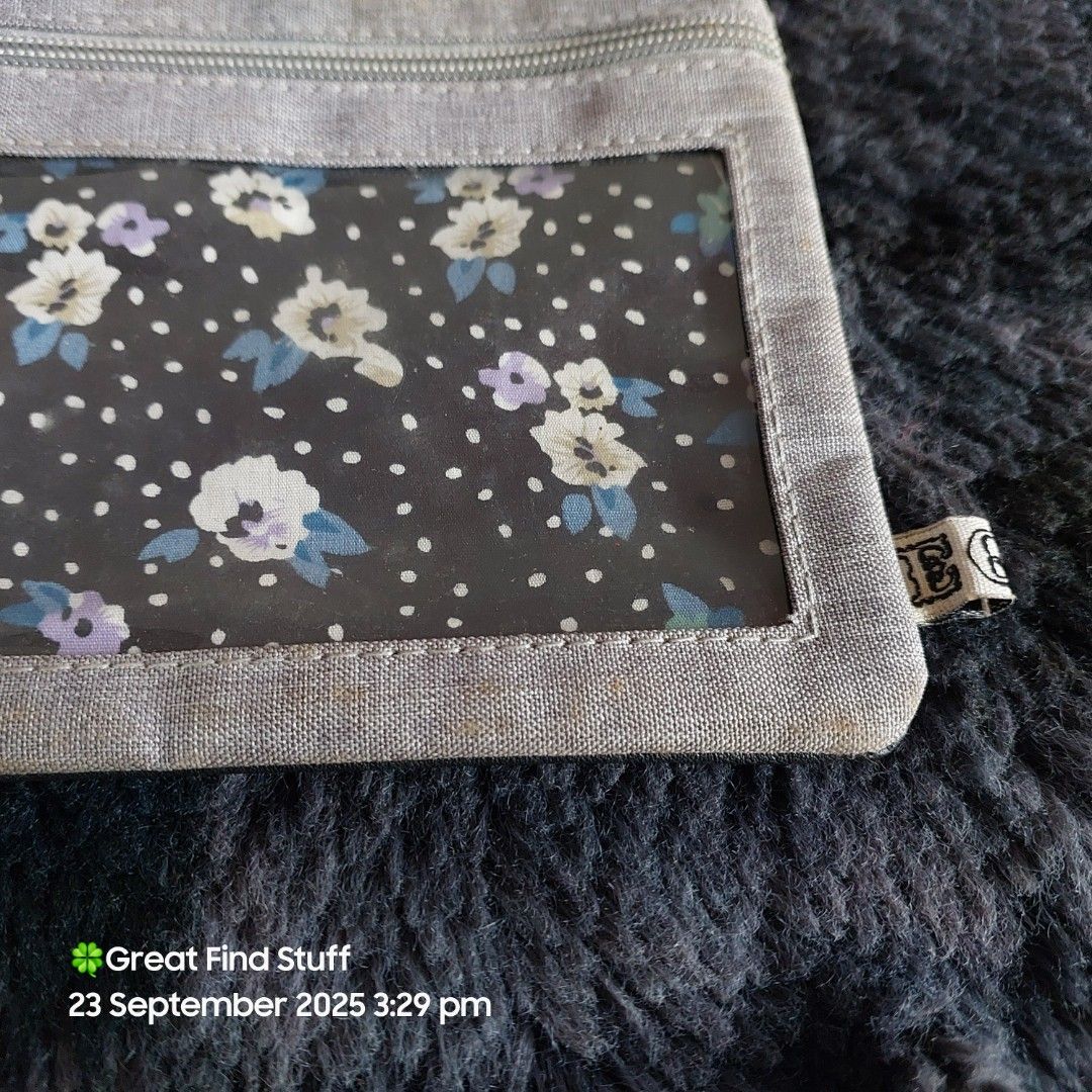 [GFS] Egg Floral Print Cellphone Pouch (Category: Wallets & Card holders) located in Quezon City. Submitted by greatfindstuff (Listing ID 1394282601, Image 3). Description: Cellphone Pouch Wallet 📌Condition • New without boc • Egg Brand • As is with minimal staon in the bottom due to storage •7.25 inches x 5.5 inches 📍 Novaliches, Quezon City 🛵 Lalamove • Self Pick up • Grab 💰Gcash • Maya • BPI • Cash on pick up - Floral print design - Clear 