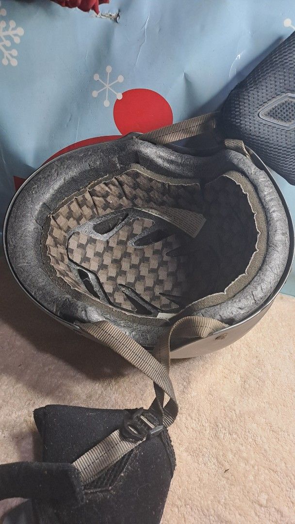 Giro Scott Ski Helmet (Category: Bicycles) located in Davao. Submitted by bravemoon_556cd5 (Listing ID 1394331587, Image 3). Description: - Brand: Giro and Scott - Condition: Good - Features: Vents for airflow, secure strap - Interior padding visible - Ready for the slopes.