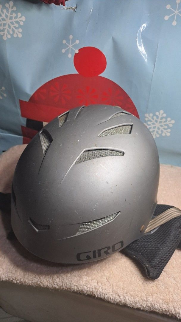 Giro Scott Ski Helmet (Category: Bicycles) located in Davao. Submitted by bravemoon_556cd5 (Listing ID 1394331587, Image 1). Description: - Brand: Giro and Scott - Condition: Good - Features: Vents for airflow, secure strap - Interior padding visible - Ready for the slopes.