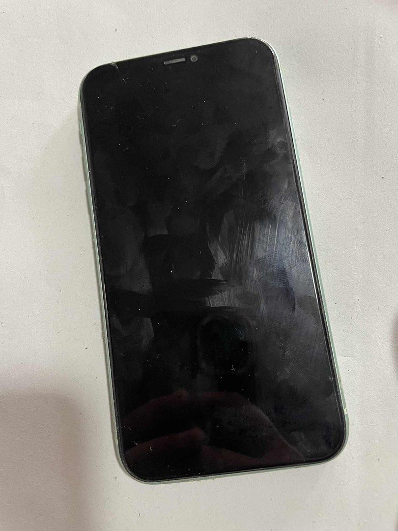 Iphone 11 - 128gb (Category: iPhone 11 Series) located in Malabon City. Submitted by samscloset.3 (Listing ID 1394206580, Image 3). Description: Basag ang back mirror at front screen. Kayo na po ang mag paayos. Functioning pa lahat (kamera, battery, buttons, etc.).
