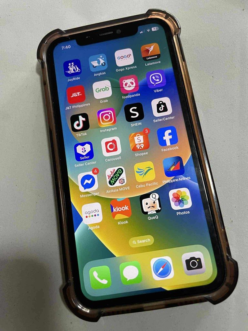 Iphone 11 - 128gb (Category: iPhone 11 Series) located in Malabon City. Submitted by samscloset.3 (Listing ID 1394206580, Image 1). Description: Basag ang back mirror at front screen. Kayo na po ang mag paayos. Functioning pa lahat (kamera, battery, buttons, etc.).