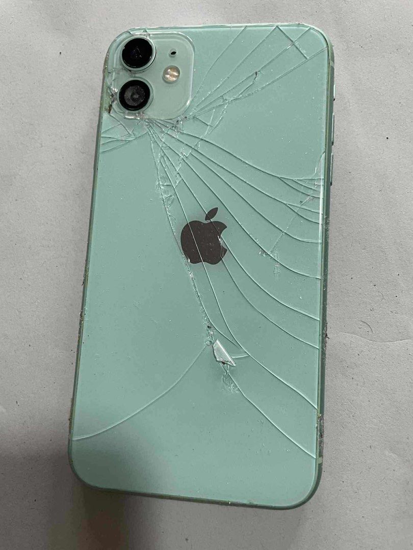 Iphone 11 - 128gb (Category: iPhone 11 Series) located in Malabon City. Submitted by samscloset.3 (Listing ID 1394206580, Image 2). Description: Basag ang back mirror at front screen. Kayo na po ang mag paayos. Functioning pa lahat (kamera, battery, buttons, etc.).
