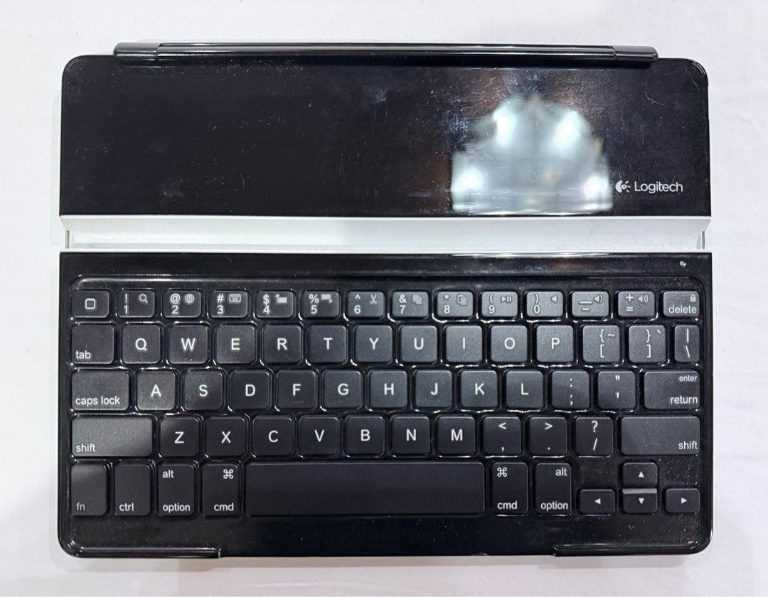 Logitech Bluetooth Keyboard (Category: Computer Keyboard) located in Antipolo. Submitted by ramosjenessa (Listing ID 1394317003, Image 1). Description: Logitech Ultrathin Keyboard Cover Original Used for ipad 2-3 but can still be used with other bluetooth capable tablet or laptop Charging via micro usb.