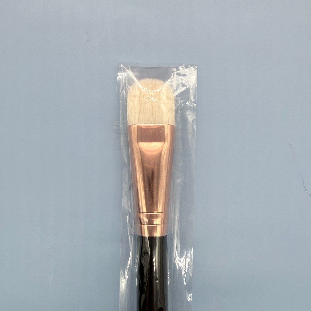 Morphe R11 Deluxe Oval Shadow Brush (Category: Makeup) located in Quezon City. Submitted by poutandaboutshop (Listing ID 1394237197, Image 2). Description: Morphe R11 Deluxe Oval Shadow Brush ▪️Original Price ₱ 495 ✨ SHOP TERMS & SHIPPING INFO ✨ ▪️ 100% Authentic from US ▪️ First pay, first served ▪️ Prices are firm (no lowball offers) ▪️💸 Money-back guarantee if proven fake (with video unboxing) 📌 Notes: ▪️Photos may vary due to lighting. ▪️So