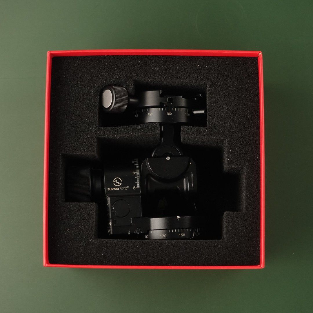 Sunwayfoto GH-PRO II Geared Head (Category: Construction Tools & Equipment) located in Caloocan City. Submitted by Benvishope (Listing ID 1394324147, Image 2). Description: - Sunwayfoto GH-PRO II geared head. - Geared mechanism for fine-tuning. - Bubble level for accurate leveling. - Sturdy and reliable construction. - Includes original box and accessories. - Perfect for precise photography. - Features markings for accurate adjustments. minor den