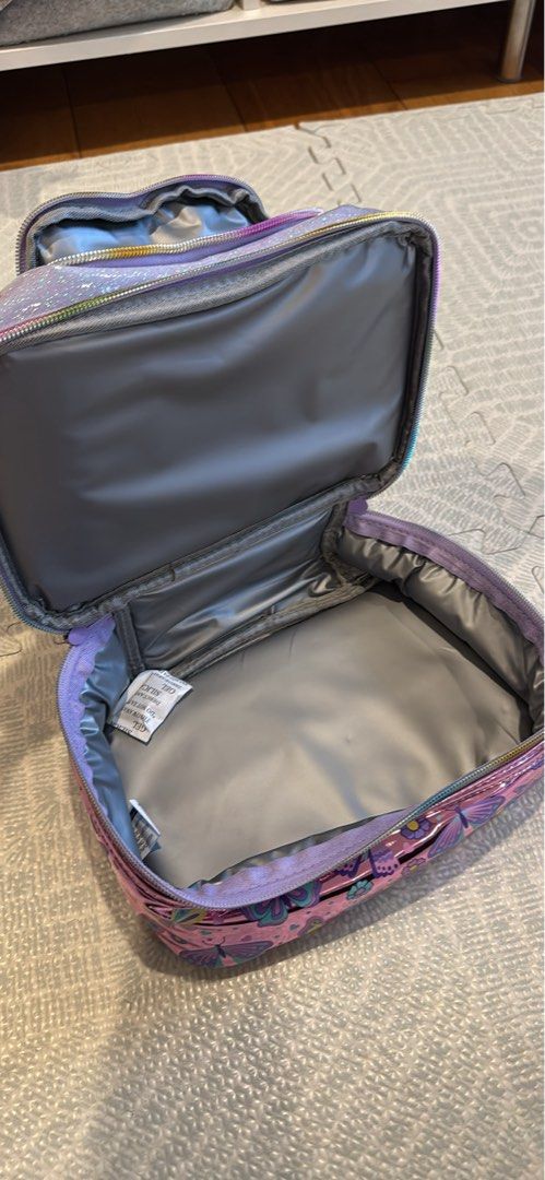 Vest two layer insulated bento lunch bag (Category: Diaper Bags & Wetbags) located in Mandaluyong City. Submitted by yogimiffy (Listing ID 1394292326, Image 2). Description: VEST brand; 2-layer insulated lunch bag. Size: 26.5 x 16.5 x 17.5 Waterproof and thermal heat resistant insulated lunch bag. Can keep food warm or cold for 4-5 hours..