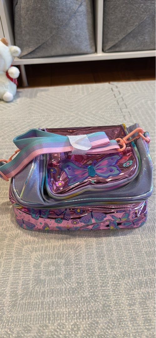 Vest two layer insulated bento lunch bag (Category: Diaper Bags & Wetbags) located in Mandaluyong City. Submitted by yogimiffy (Listing ID 1394292326, Image 1). Description: VEST brand; 2-layer insulated lunch bag. Size: 26.5 x 16.5 x 17.5 Waterproof and thermal heat resistant insulated lunch bag. Can keep food warm or cold for 4-5 hours..