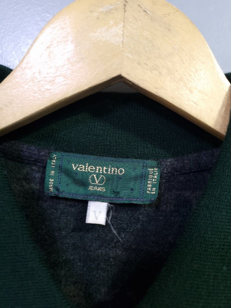 VINTAGE VALENTINO WOOL SWEATER (Category: Formal Shirts) located in Baguio. Submitted by selectioncorner93 (Listing ID 1394279090, Image 3). Description: DIMES: 23.5W 29.5L 25 SLEEVES.