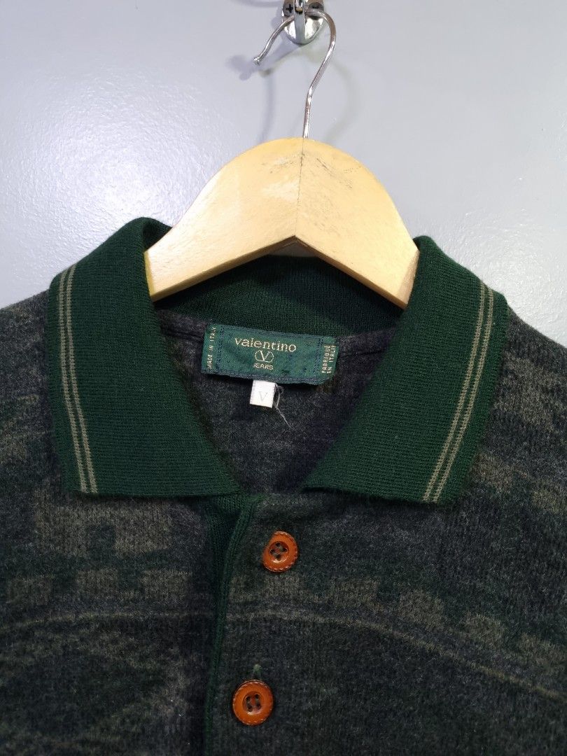 VINTAGE VALENTINO WOOL SWEATER (Category: Formal Shirts) located in Baguio. Submitted by selectioncorner93 (Listing ID 1394279090, Image 2). Description: DIMES: 23.5W 29.5L 25 SLEEVES.