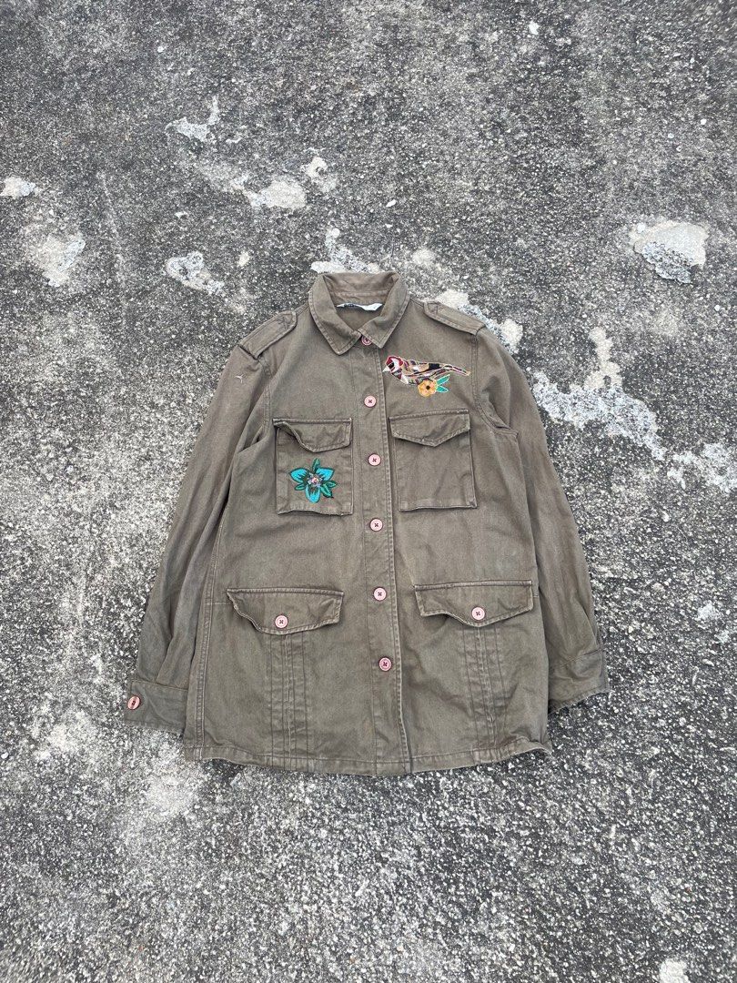 Zara Basic Denim Jacket (Category: Coats, Jackets and Outerwear) located in Alor Setar. Submitted by urbanassortment (Listing ID 1394321651, Image 1). Description: - pit 19 labuh 28 - condition 9/10 - on tag size s.