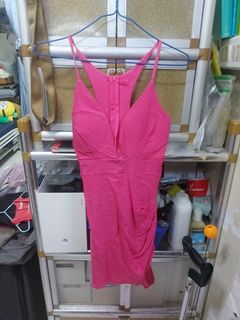 粉紅色露肩連衣裙64220304694274110