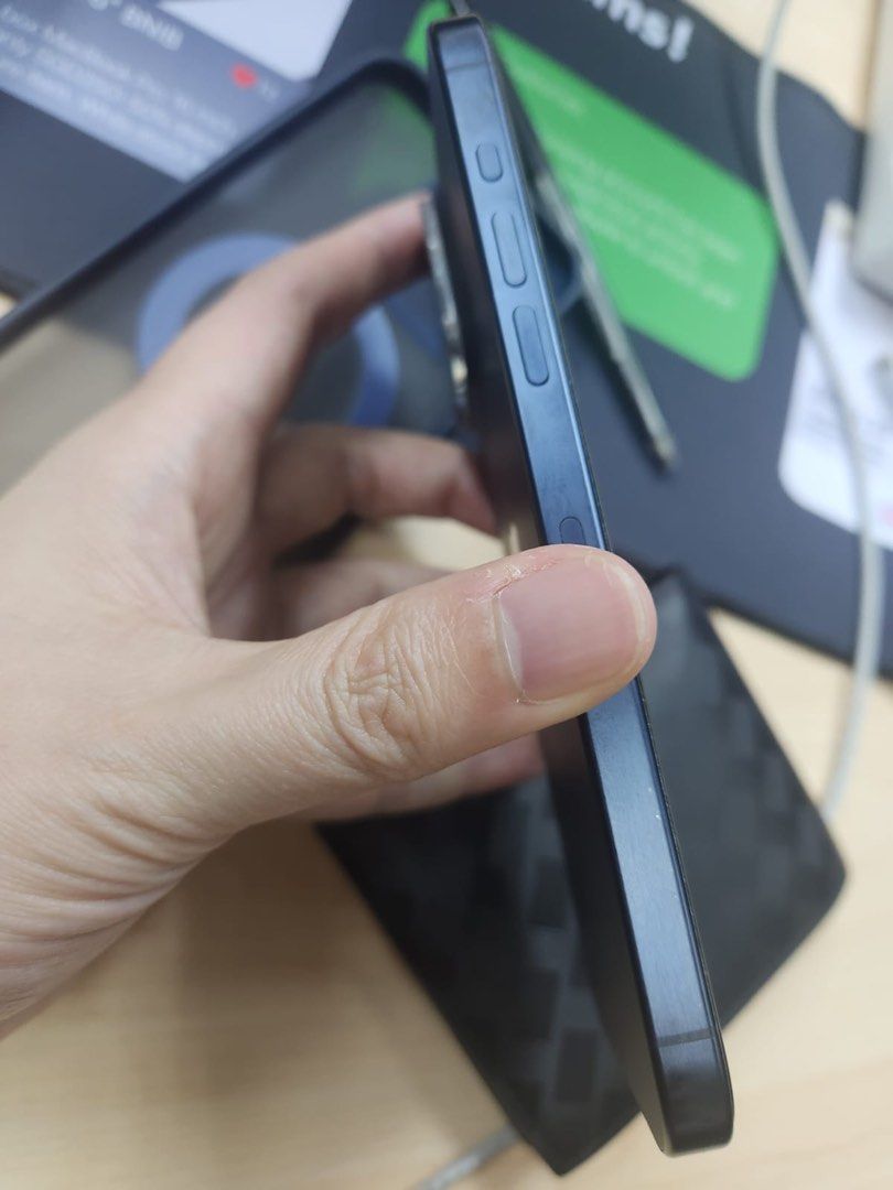 (Category: iPhone 15 Series) located in Singapore. Submitted by jsong9919 (Listing ID 1394471913, Image 3). Description: - Battery Health: 78% - Cycle Count: 1092 - Manufactured: September 2023 - Includes original box and accessories - No scratches or dents.