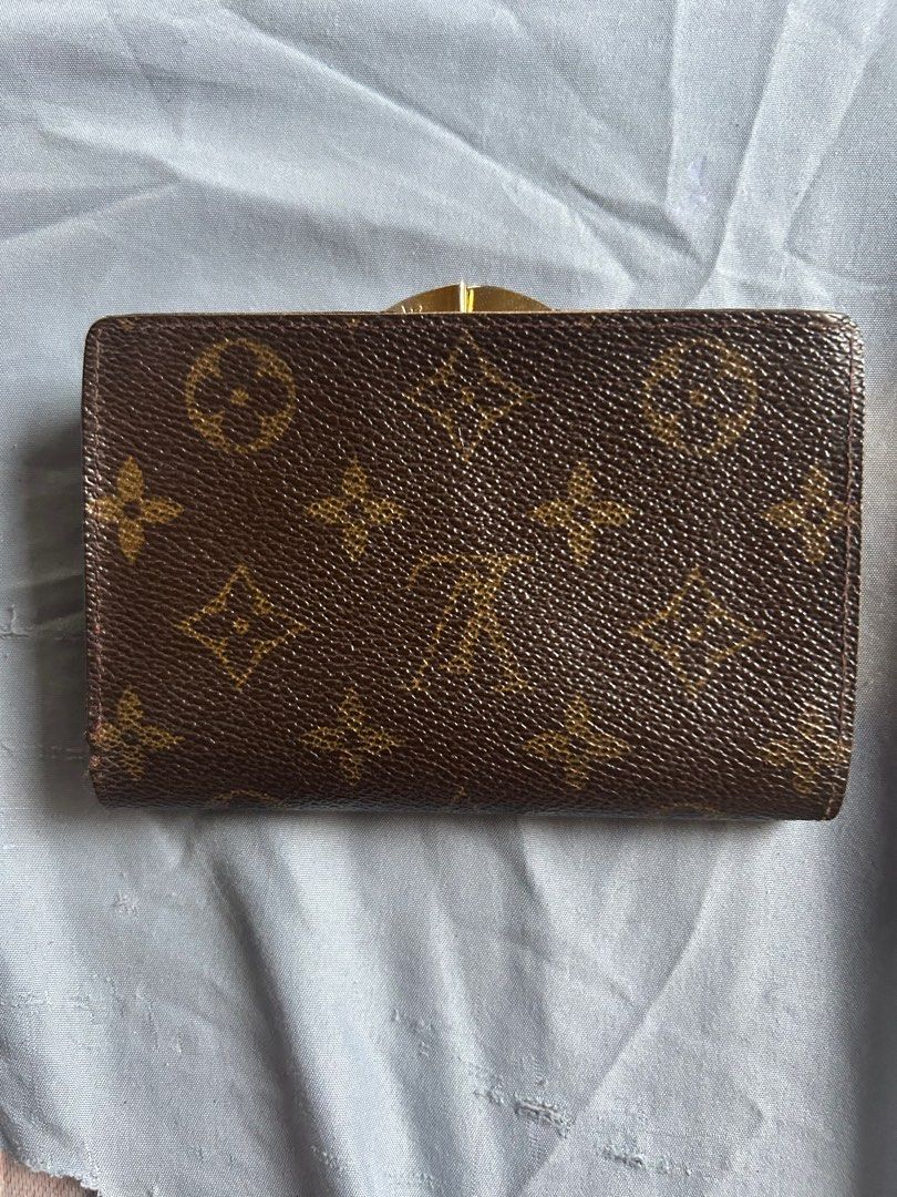 Authentic LV Wallet (Category: Luxury Bags & Wallets) located in Dinalupihan. Submitted by hydzsalva (Listing ID 1394485786, Image 2). Description: vintage LV wallet in good comdition.