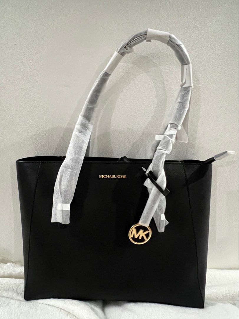 Brand new Michael Kors Black (Category: Luxury Bags & Wallets) located in Taguig. Submitted by olxph_pauli (Listing ID 1394534498, Image 1). Description: Ideal for office use or everyday bag with free pouch also .:classy.