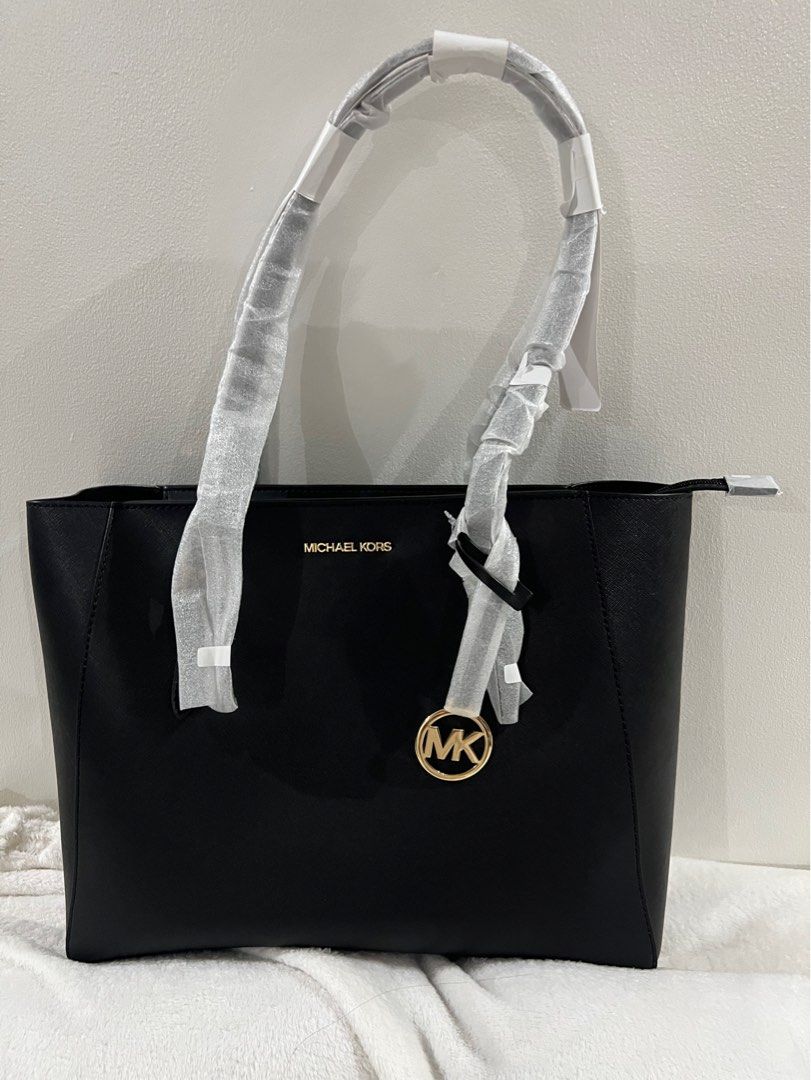 Brand new Michael Kors Black (Category: Luxury Bags & Wallets) located in Taguig. Submitted by olxph_pauli (Listing ID 1394534498, Image 3). Description: Ideal for office use or everyday bag with free pouch also .:classy.