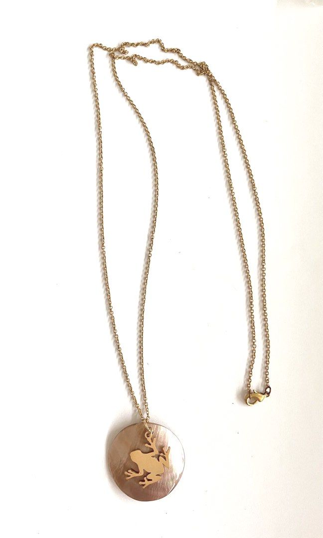 Brown lip she with Frog Brass Charm (Category: Necklaces) located in Muntinlupa City. Submitted by declutter_with_me (Listing ID 1394480246, Image 2). Description: Brass Chain with Brown lip shell and Brass frog charm.