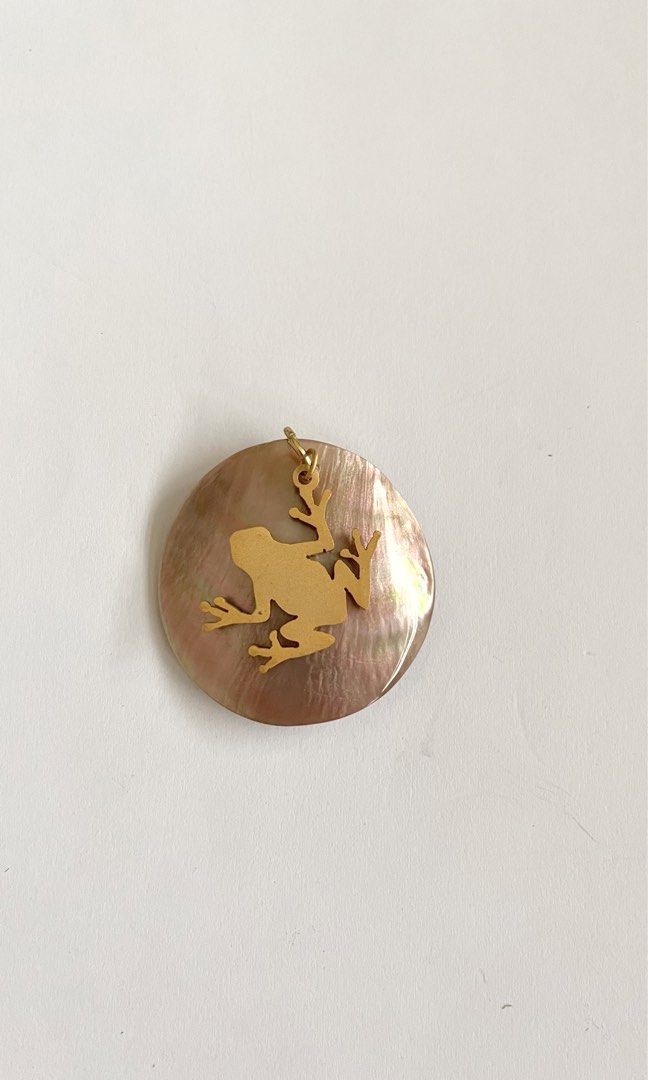 Brown lip she with Frog Brass Charm (Category: Necklaces) located in Muntinlupa City. Submitted by declutter_with_me (Listing ID 1394480246, Image 1). Description: Brass Chain with Brown lip shell and Brass frog charm.