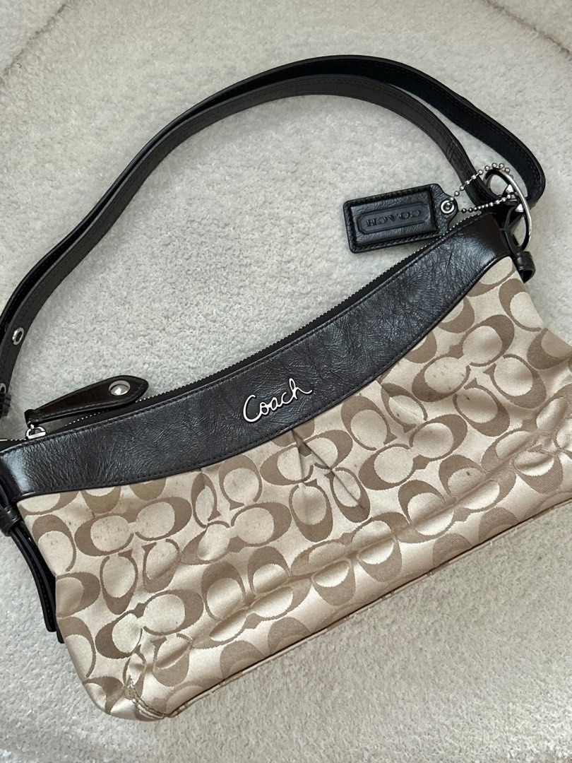 Coach Signature Shoulder Bag (Category: Luxury Bags & Wallets) located in Quezon City. Submitted by ijadee (Listing ID 1394541378, Image 2). Description: Coach hangtag included .