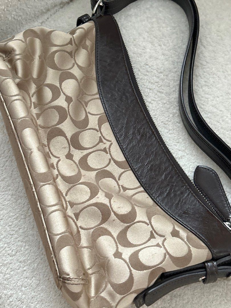Coach Signature Shoulder Bag (Category: Luxury Bags & Wallets) located in Quezon City. Submitted by ijadee (Listing ID 1394541378, Image 3). Description: Coach hangtag included .