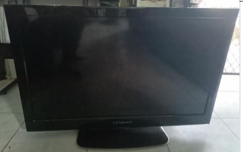 Devant LED TV (40CE950-HO11110183) (Category: TV) located in Caloocan City. Submitted by roxsell.00 (Listing ID 1394433909, Image 1). Description: - Black Devant LED TV - Features a black stand - Rectangular shape - Devant brand visible.