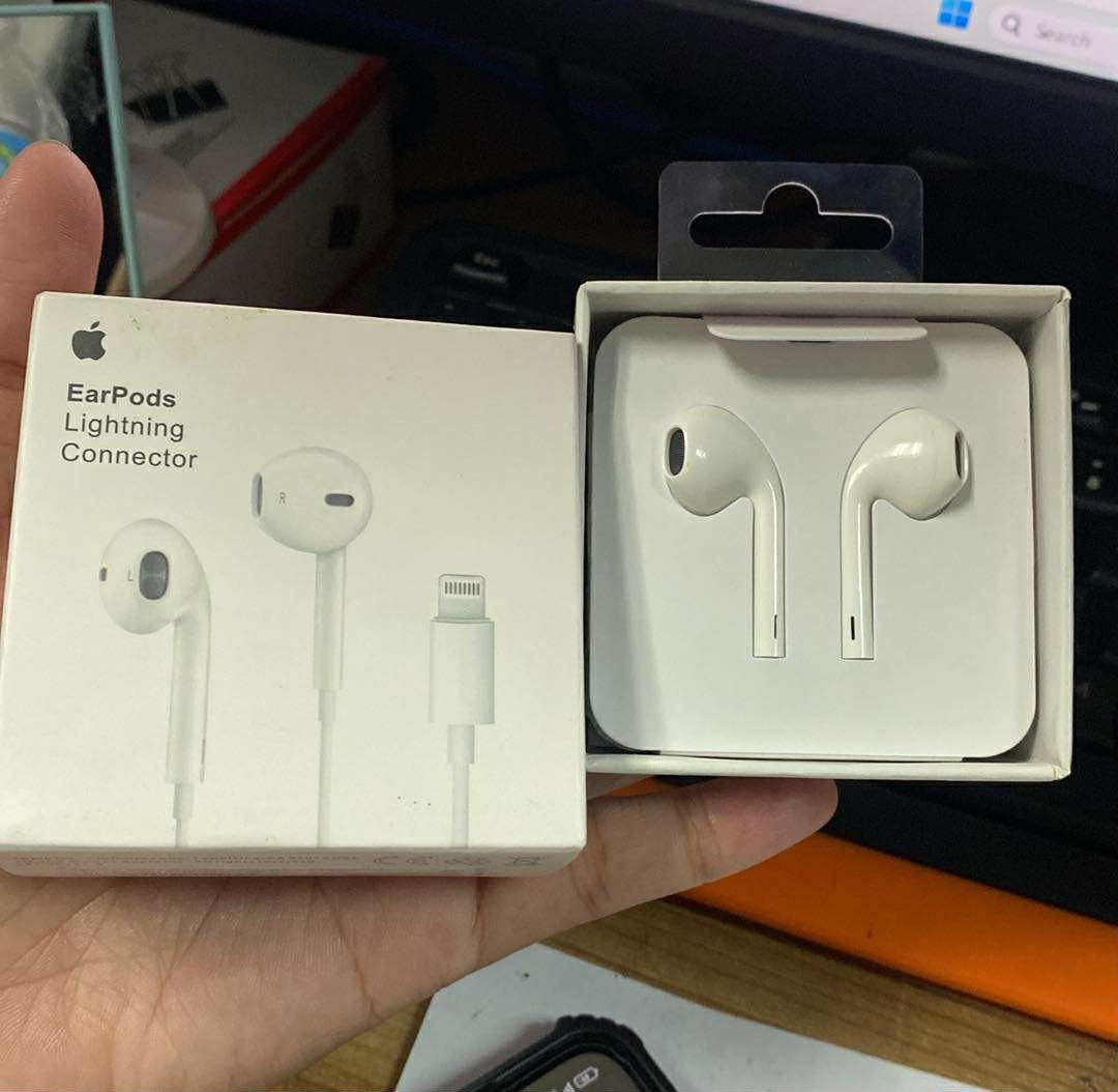 🍎earpods lightning to connector headphone (Category: Headphones & Headsets) located in Manila. Submitted by pricious (Listing ID 1394417142, Image 2). Description: .