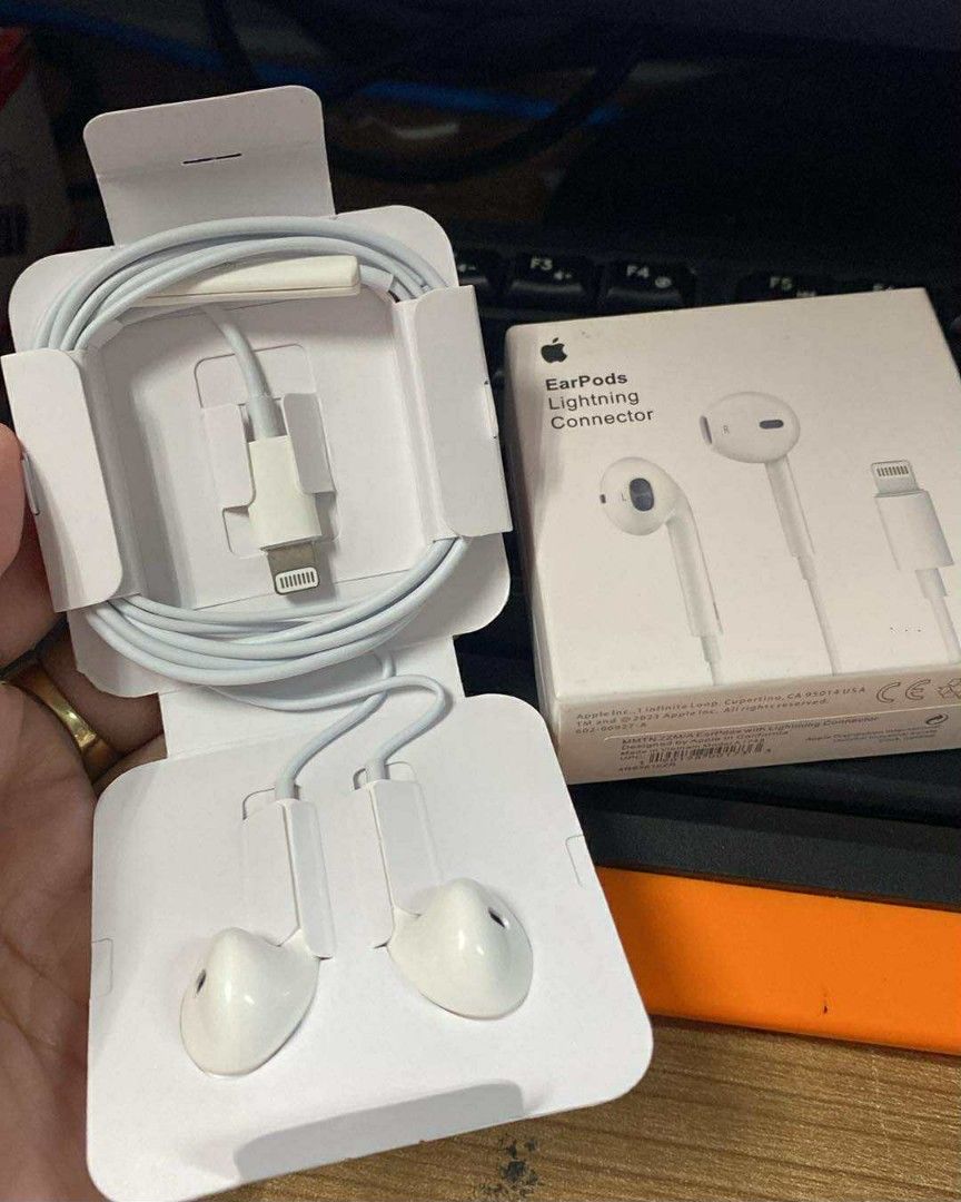 🍎earpods lightning to connector headphone (Category: Headphones & Headsets) located in Manila. Submitted by pricious (Listing ID 1394417142, Image 1). Description: .