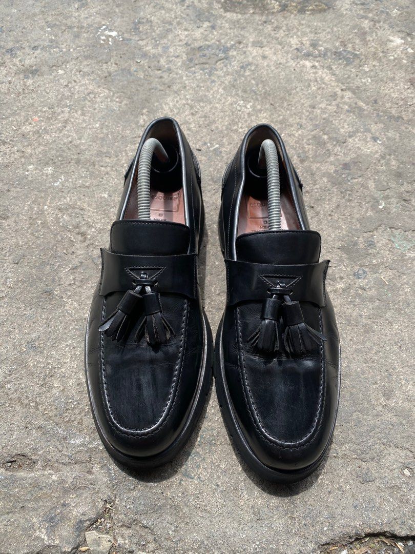 ESQUIRE TASSEL LOAFERS (Category: Dress Shoes) located in Davao. Submitted by pickthrift (Listing ID 1394429744, Image 1). Description: 9 - 9.5 mens Issue has minimal heel drag/loose thread but still repairable .