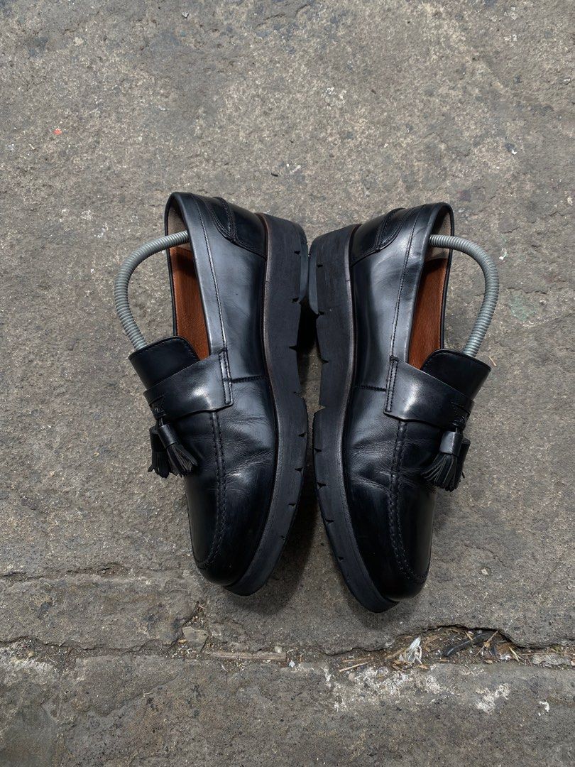 ESQUIRE TASSEL LOAFERS (Category: Dress Shoes) located in Davao. Submitted by pickthrift (Listing ID 1394429744, Image 2). Description: 9 - 9.5 mens Issue has minimal heel drag/loose thread but still repairable .