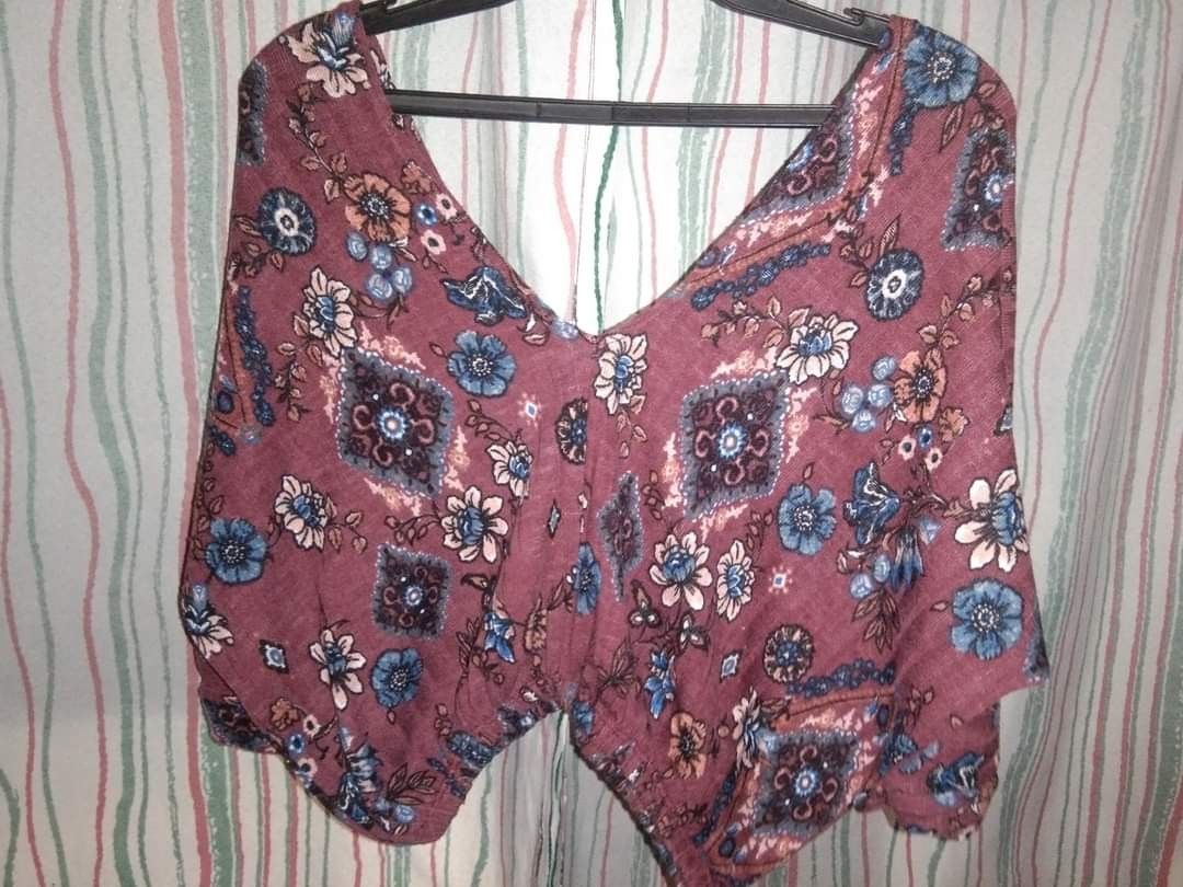 Floral Print Top (Category: Sleeveless) located in Pasig City. Submitted by irisplm (Listing ID 1394475796, Image 1). Description: - Floral print top - Colors: Burgundy, blue, and white - V-neck design - Short sleeves - Lightweight and flowy fabric - Perfect for warm weather.