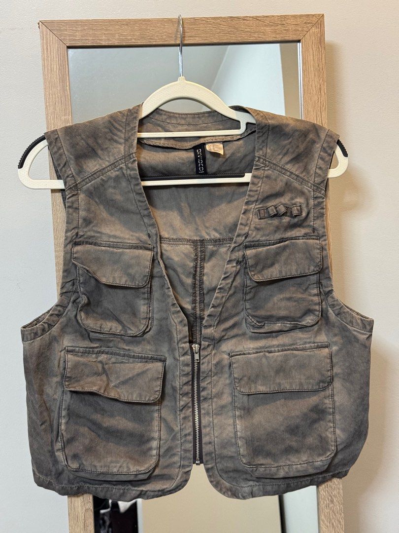 H&M Cargo Vest (Category: Coats, Jackets and Outerwear) located in Makati City. Submitted by sphpnd (Listing ID 1394531976, Image 2). Description: H&M Cargo Vest —loose-fit cargo vest —used once lang —details: https://www2.hm.com/en_ca/productpage.1222121001.html 📍 Makati/Paranaque 〰️ Meet up: Ayala Malls Manila Bay 📩 PM if interested!.
