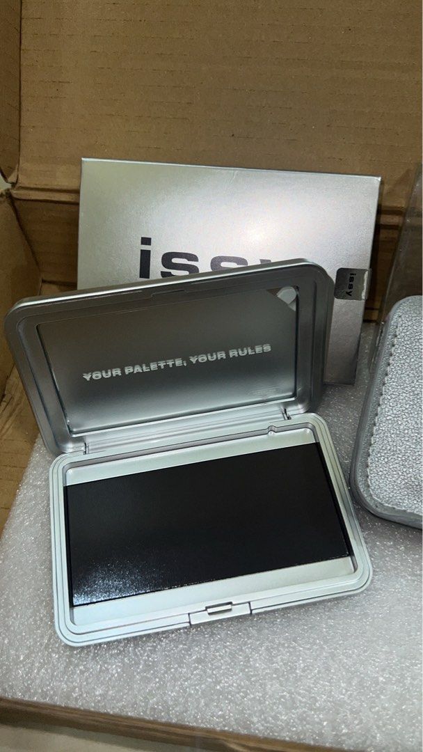 ISSY customizable eye and face pallete with sleeve (Category: Purses & Pouches) located in Bacolod City. Submitted by beagonzaga (Listing ID 1394524121, Image 2). Description: •customizable pallete with silver sleeve •sold out in their shop.