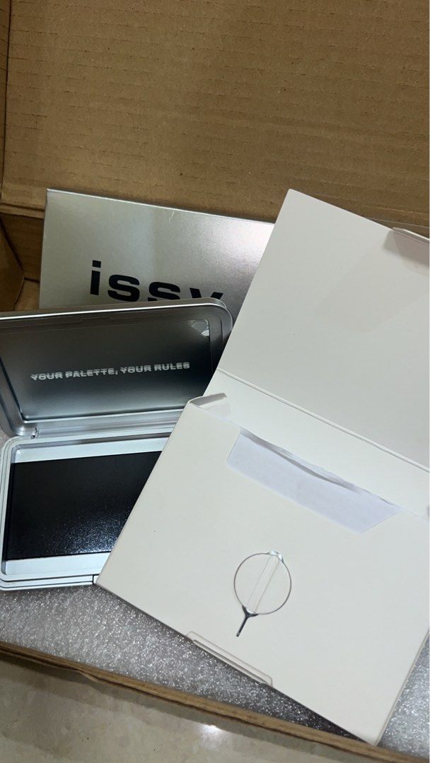 ISSY customizable eye and face pallete with sleeve (Category: Purses & Pouches) located in Bacolod City. Submitted by beagonzaga (Listing ID 1394524121, Image 3). Description: •customizable pallete with silver sleeve •sold out in their shop.