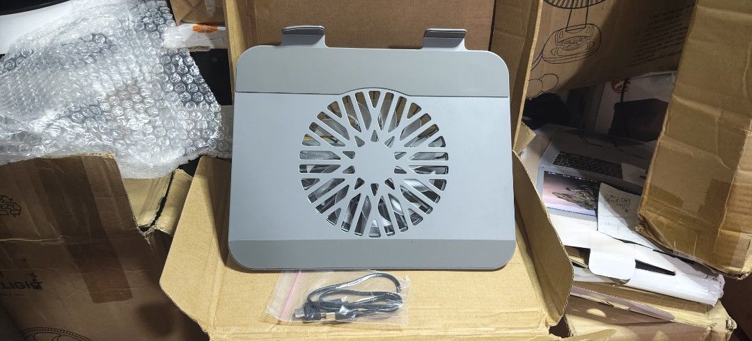 Jiditech laptop stand for salr (Category: Laptops & Notebooks) located in Malabon City. Submitted by granmerlencagayandeoro (Listing ID 1394411662, Image 2). Description: - Jiditech laptop cooling pad - Built-in fan for efficient heat dissipation - Adjustable design for comfortable viewing - Includes USB cable for power - Gray color.