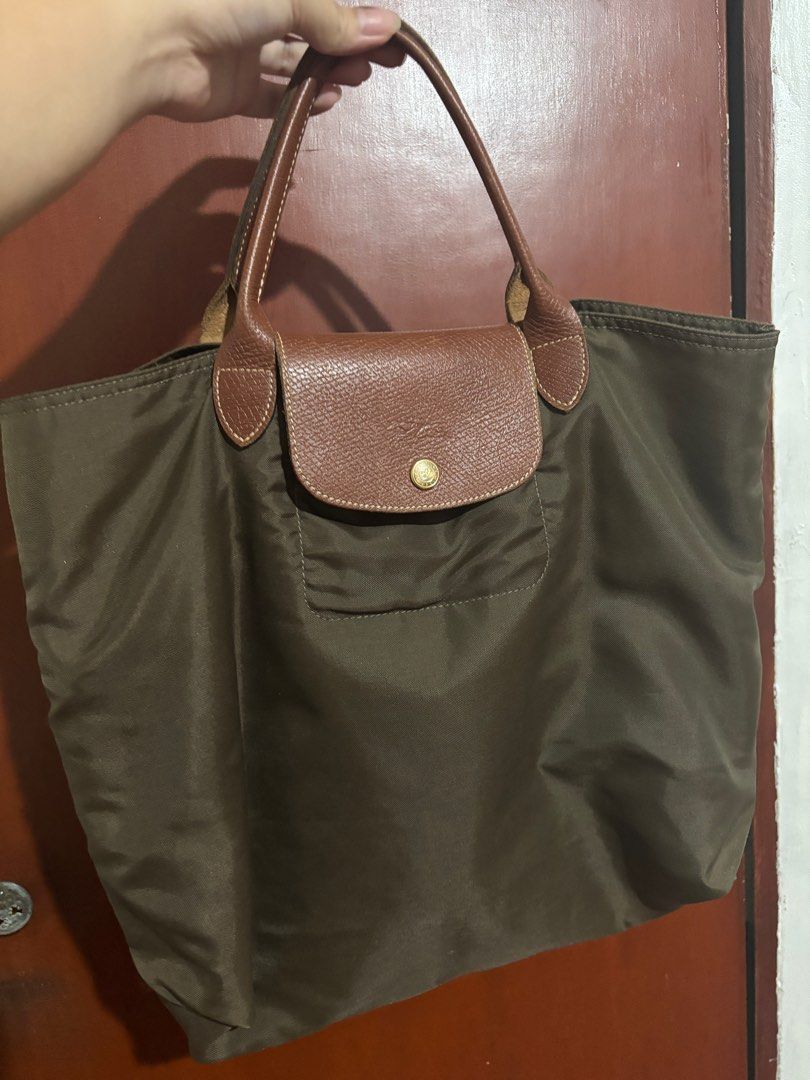 Longchamp Tote Short Handle Green (Category: Luxury Bags & Wallets) located in Rizal. Submitted by sstuffsbyme (Listing ID 1394503985, Image 1). Description: .