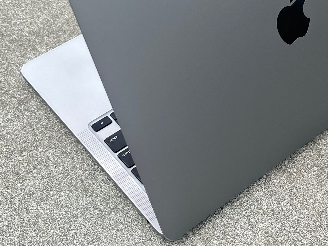 Macbook pro m1 16gb 256gb (Category: Laptops & Notebooks) located in Quezon City. Submitted by jabzeey (Listing ID 1394405732, Image 3). Description: Macbook pro M1 16gb 256gb with charger no issue no history repair only dents.