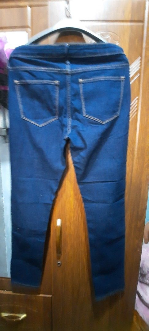 Skinny Ankle Jeans (Category: Jeans) located in Caloocan City. Submitted by maxineshop (Listing ID 1394470199, Image 3). Description: - Dark blue skinny ankle jeans - Size 29 - Button and zipper closure - Two front and two back pockets - Classic five-pocket design - Slim fit - Contrasting stitching like new used only once size: 29.