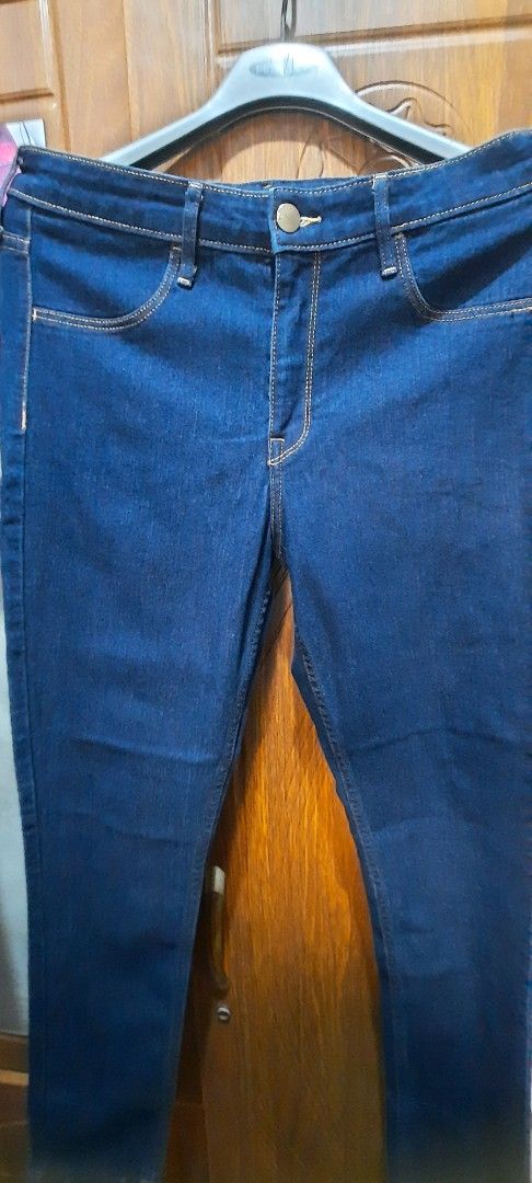 Skinny Ankle Jeans (Category: Jeans) located in Caloocan City. Submitted by maxineshop (Listing ID 1394470199, Image 2). Description: - Dark blue skinny ankle jeans - Size 29 - Button and zipper closure - Two front and two back pockets - Classic five-pocket design - Slim fit - Contrasting stitching like new used only once size: 29.
