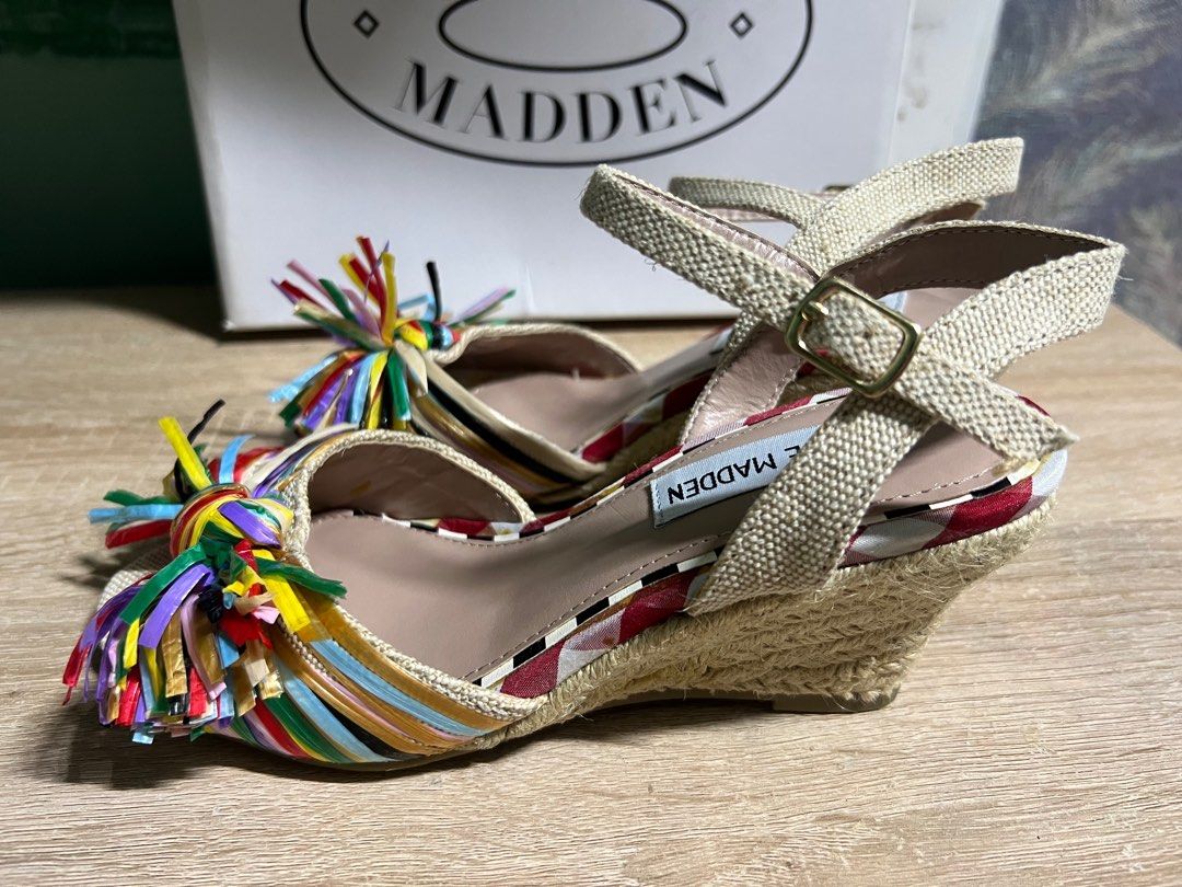 Steve Madden Sandals (Category: Flats & Sandals) located in Makati City. Submitted by _jcq_ (Listing ID 1394595904, Image 2). Description: ✅ As-is ✅ Brand new with flaw (see pics).