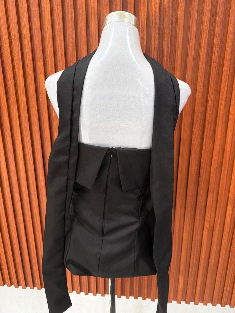 Strapless Top with skinny scarf (Category: Sleeveless) located in Manila. Submitted by cherish_24 (Listing ID 1394471757, Image 3). Description: used once only black color.