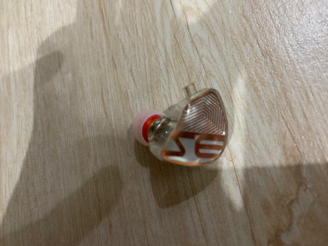 Tangzu Wan’er Studio Edition Left Driver (Category: Earphones) located in Quezon City. Submitted by sungker (Listing ID 1394549133, Image 3). Description: Tangzu Wan’er Studio Edition White Left Driver only Comes with JCALLY PJ2 5N cable with mic Box and extra tips not included Price is slightly negotiable RFS: Lost right bud, selling to get funds for phone repair..