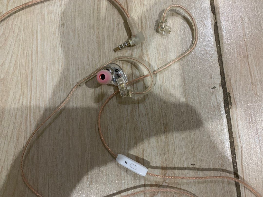 Tangzu Wan’er Studio Edition Left Driver (Category: Earphones) located in Quezon City. Submitted by sungker (Listing ID 1394549133, Image 1). Description: Tangzu Wan’er Studio Edition White Left Driver only Comes with JCALLY PJ2 5N cable with mic Box and extra tips not included Price is slightly negotiable RFS: Lost right bud, selling to get funds for phone repair..