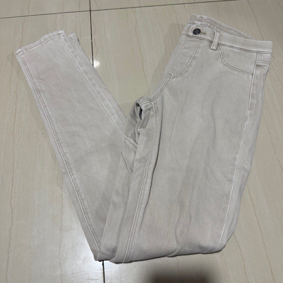 Uniqlo Jeggings M (Category: Jeans) located in Manila. Submitted by ai.declutters (Listing ID 1394412282, Image 1). Description: .